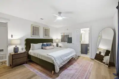 Image de Arlington Home Walk to At&T w Game Room & Fire Pit