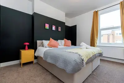 Image de Spacious 3br • WiFi • Parking • Contractor Stay