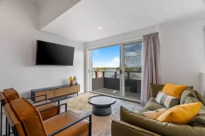 Image de Lakeside 2-Bed Retreat with Sunny Balcony