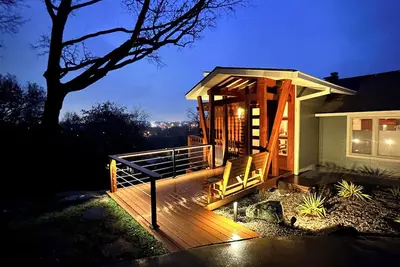 Image de Luxurious, modern 3-br artist’s getaway with downtown views