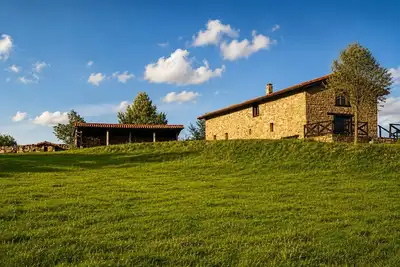 Image de The Valfría Lagoon. Old wintering house rehabilitated in the middle of nature