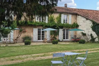 Image de Gîte Rose – Charmant Cocoon pour Deux avec Piscine Chauffée en Charente