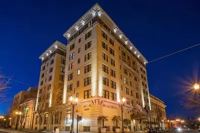 Image de Downtown Retreat | 2 Modern Units | Pet-friendly | Near Pittock Mansion - 2 mi