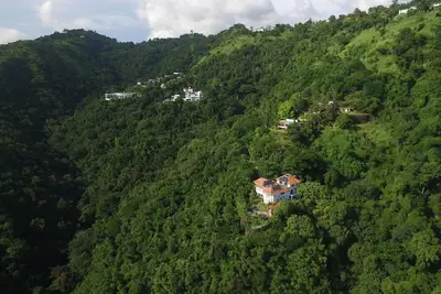 Image de Hillside 5-bedroom house on 1. 8 Acres in Kingston's most exclusive neighborhood