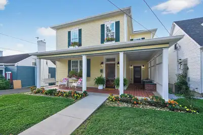 Image de Beautiful, Spacious & Newly renovated home in the heart of downtown Springfield.