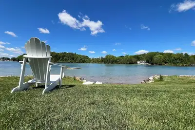 Image de New Luxury Lakefront Retreat - Spacious 5-Bedroom Home with Stunning Water Views