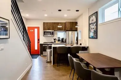 Image de Hidden Gem minutes from Downtown Seattle, Rooftop Views & Air Conditioning