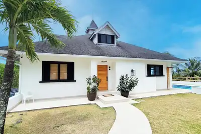 Image de Miles Away - 4 bdrm Villa with a pool and fab view