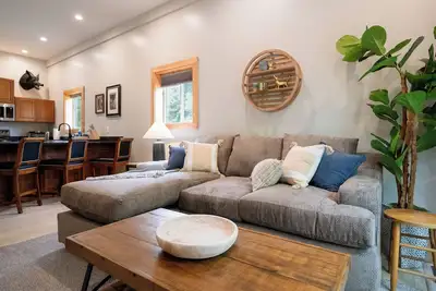 Image de Pet-Friendly Saugatuck Cottage | Hot Tub • Fire Pit • Dog Park