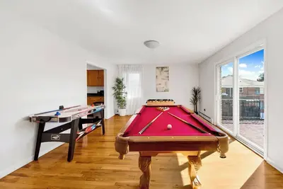 Image de 3br Home • Game Room • Onsite Parking • Convenient Nyc Access