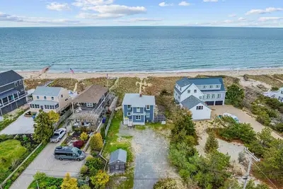 Image de Spacious Cape Cod Waterfront Retreat Steps to Beach