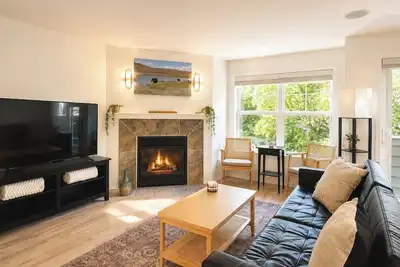 Image de Central Ballard Townhome / Sleeps 8 / Direct Bus Line to Stadium