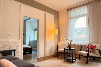 Image de Elegant 4br Apartment | Walk to City + Balcony