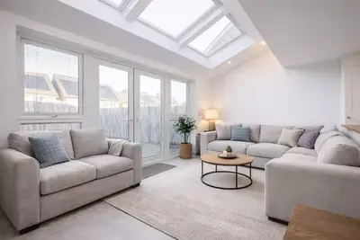 Image de 4 Bed House | Sleeps up to 8 | Parking & Garage | Contractor & Corporate Stays