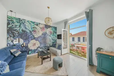 Image de T3 rénové au Mourillon avec balcon - Plages à pied, emplacement premium à Toulon
