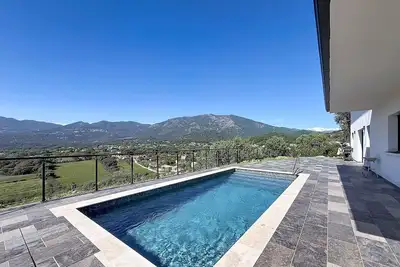 Image de Haut de villa avec piscine privée vue mer & montagne