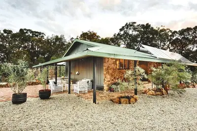 Image de Sweet Off-Grid Cottage with Modern Interior and Exterior in Victoria