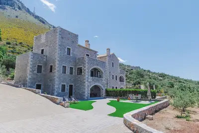 Image de 1, 5 km from Areopoli Stone Apartment, Mani, Acroterra