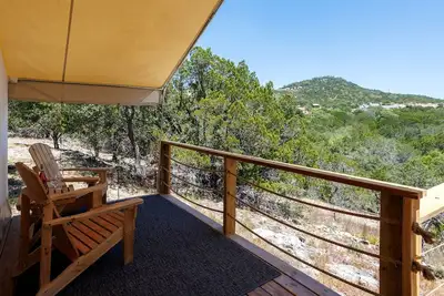 Image de Large Pet Friendly Safari Tent, Perfect for Glamping in Texas