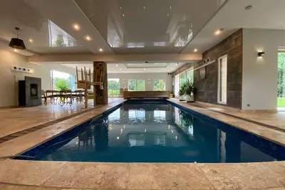 Image de Villa « Lafamosia » avec piscine intérieure et jacuzzi