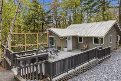 Image de New! Forest Chalet with Hot Tub Near Gunstock