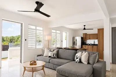 Image de 3-Bedroom Beach House in Beautiful Isabela. Relaxing Stay Steps from the Beach