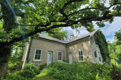 Image de Secluded 1860 Stone House recently remodeled on the Upper Iowa River by Bluffton
