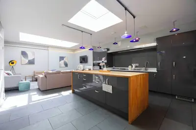 Image de Spacious Pet Friendly Home in Central Cheltenham. Sleeps 6 Free Parking!