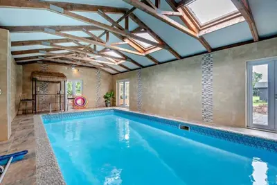Image de Large farmhouse, heated pool, nr Chester, Parking