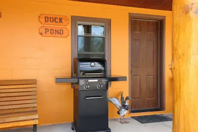 Image de Duck Pond Room, kitchenette, Restmore Inn, 2 miles to Hill City
