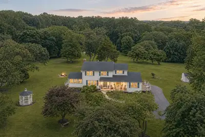 Image de Modern Farmhouse: 12. 5 Acres & 2 Fire Pits