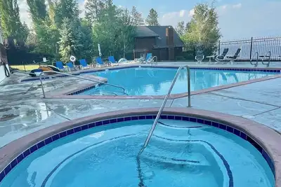 Image de Lakeside Condo #204-35 2bdr 4Beds heated pool, 24/7 inground spa, docks