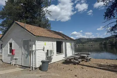 Image de Lakefront Escape w/ A/C, 2 Queen Beds & Private Entry on Curlew Lake