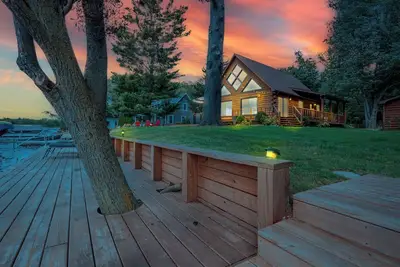 Image de Lakefront Log Cabin - Sunset + Docks & Outdoor Fun