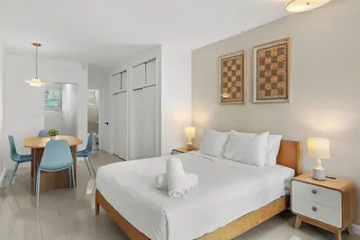 Large Studio 1 Full Bath Walk to Lincoln Rd