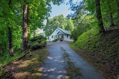 Image de Bee Balm Cottage~Cozy Cottage~Pet-Friendly Retreat~3 Mins to Burnsville