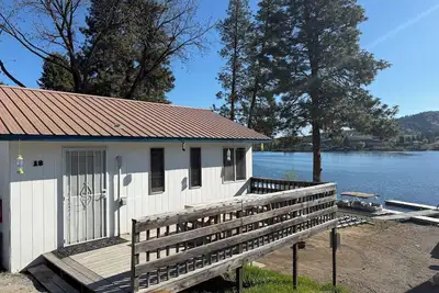 Image de Spacious Two-Story, 3 Bedroom Lakefront Cabin w/ Deck & Stunning Views