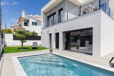 Image de Poolside Oasis by Caparica Beach