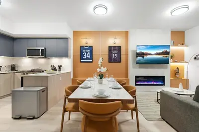 Image de Boutique Townhouse + Suite • Sleeps 11 • Parking