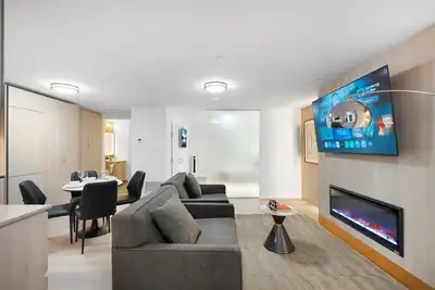 Image de 1br Lower Boutique Suite • Sleeps 4 • WiFi+Parking