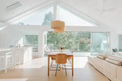Image de Spacious family Hamptons home with creek and bush surrounds, 12 km from city