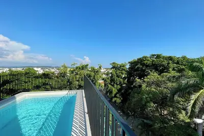 Image de Stylish Apartment w/ Rooftop Pool, 5 Min to Beach