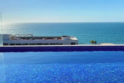 Image de Beautiful apartment just 1 block from the beach.