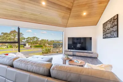 Image de Spacious Seaview 3-Bedroom Home in Orewa