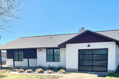 Image de Peaceful Elgin Getaway 2br Huge Fenced Yard Fast Access to Austin via Hwy 290