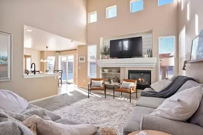 Image de 4br w/ Theater Room & Ev Charger! Fam Friendly!