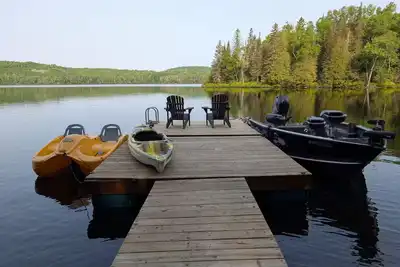Image de Lakefront log cabin with private dock
