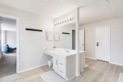 Image de 3500 sq ft, Home with 4 Bedrooms, 3 Bathrooms, Fully Equipped Home Office