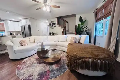 Image de Spacious 5-bedroom, 2 kitchens, 2 master bedrooms with a finished basement.