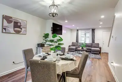 Image de Groups & Pets Welcome! Spacious Philly Rowhouse